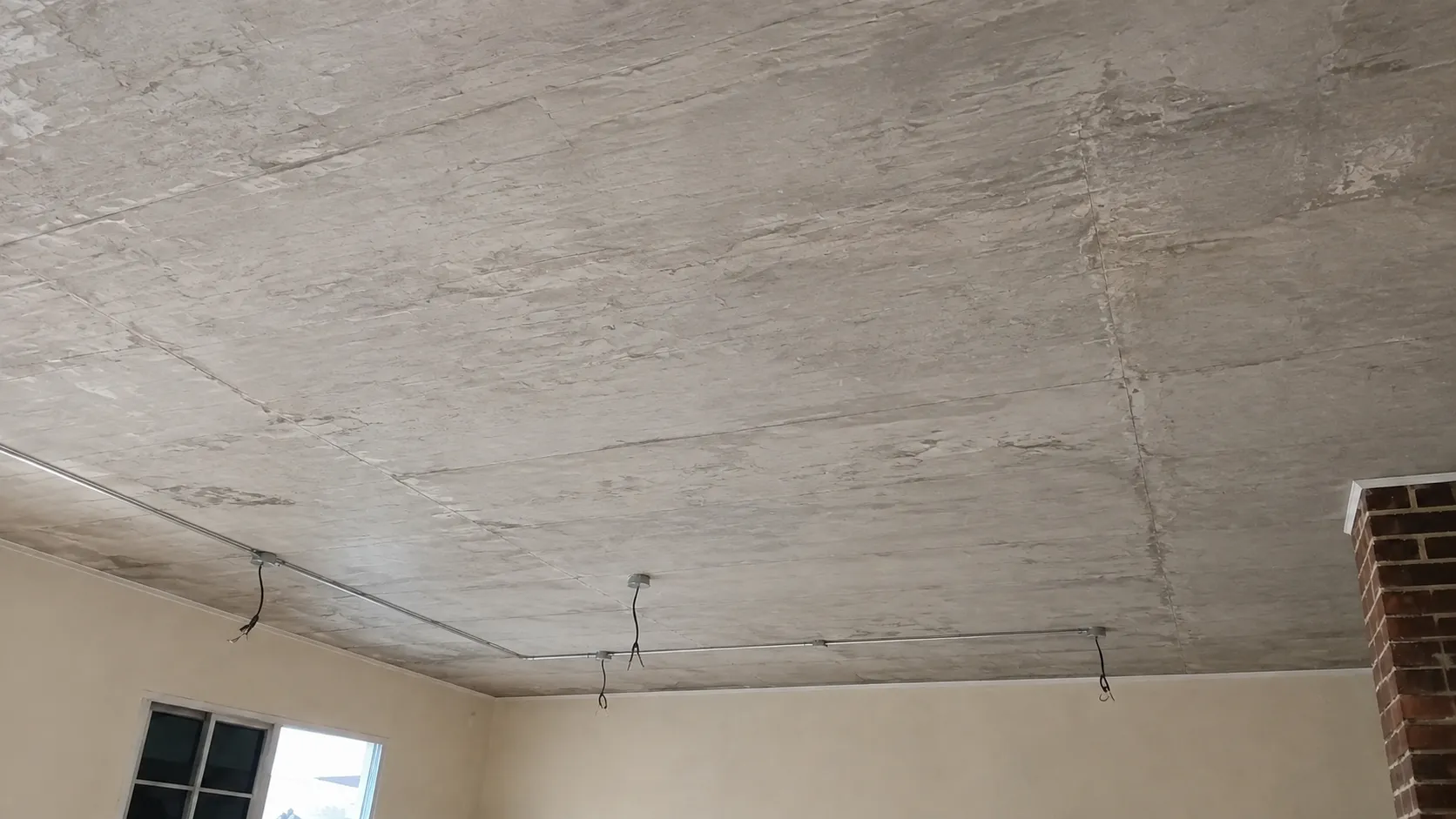 Techo de concreto antes de instalar el revestimiento de cielo falso