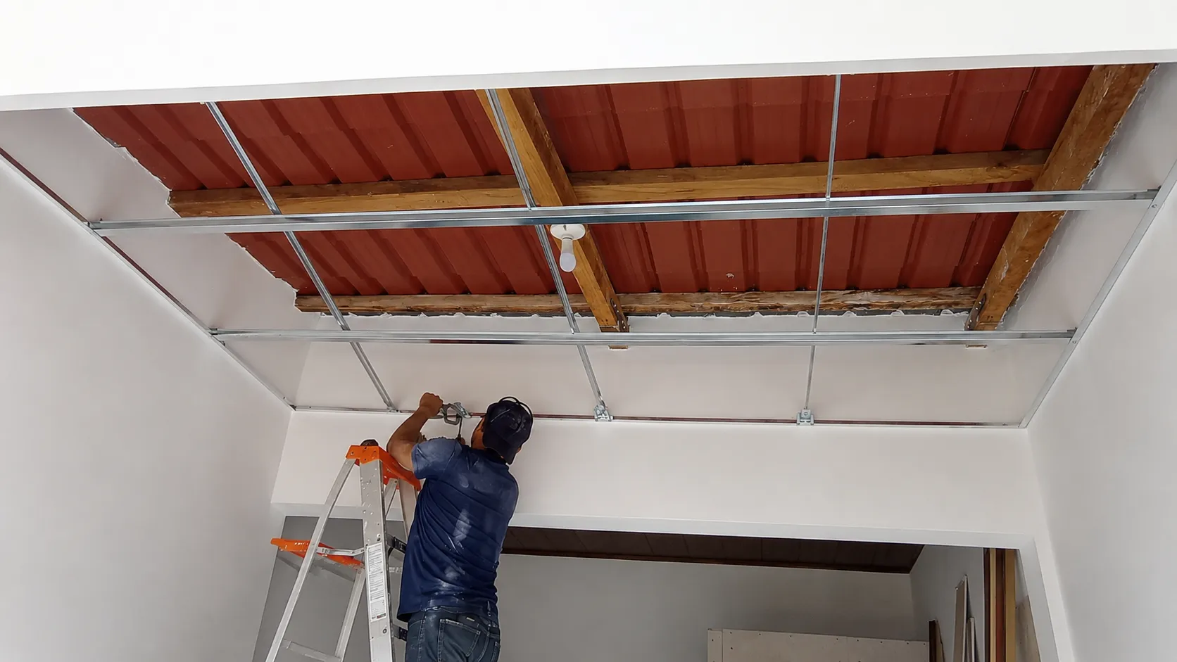 Instalación de estructura metálica para un cielo falso
